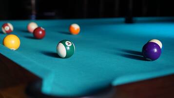Una mesa de billar con bolas de distintos colores.