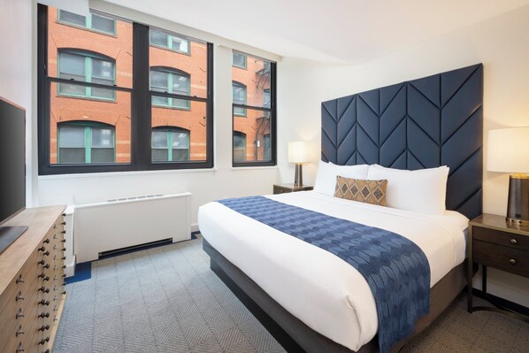 Room, 1 King Bed, Roll-in Shower (Communications Accessible)