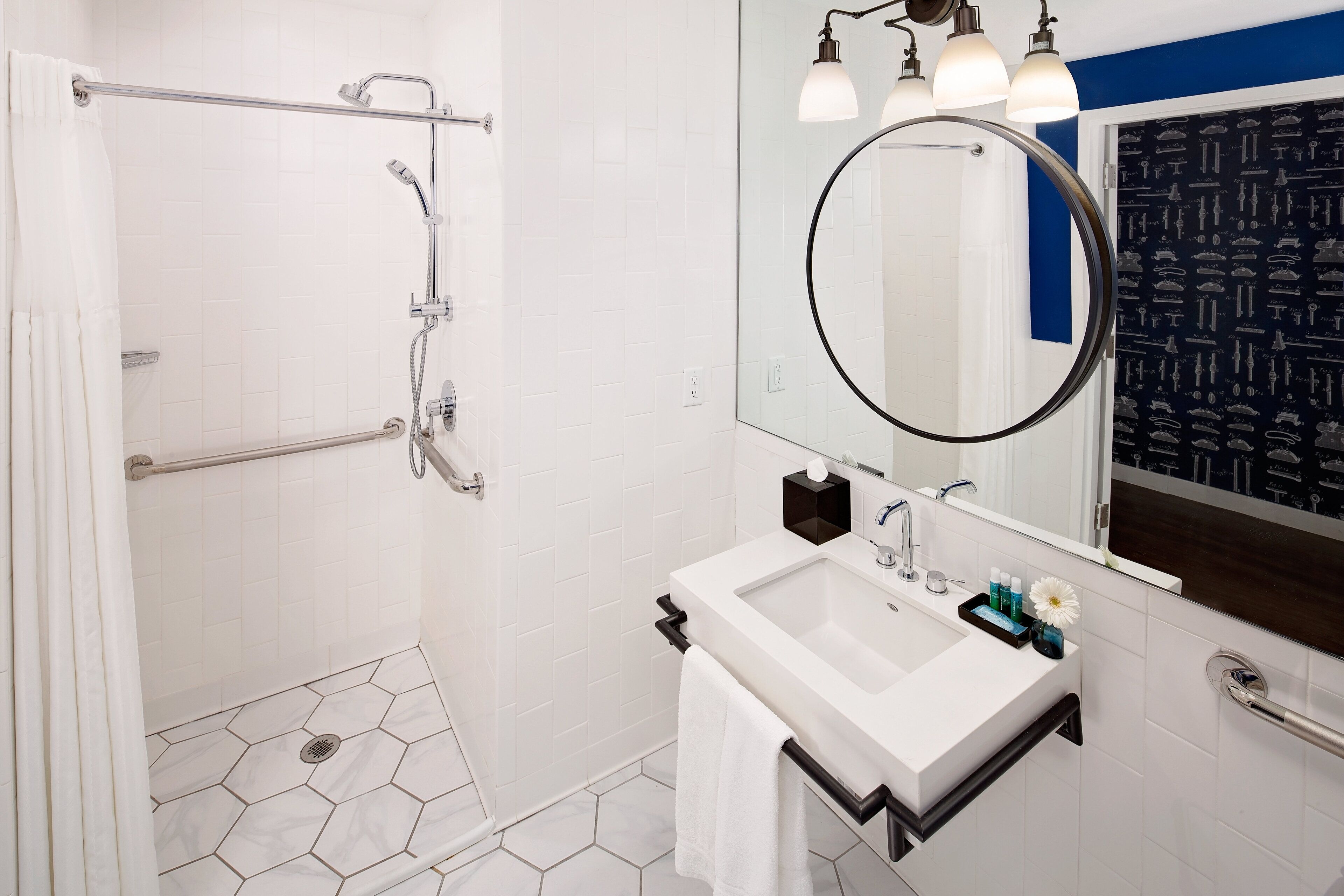 combined shower/bathtub, rainfall showerhead, free toiletries