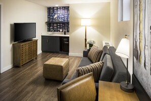 Suite, 1 Queen Bed