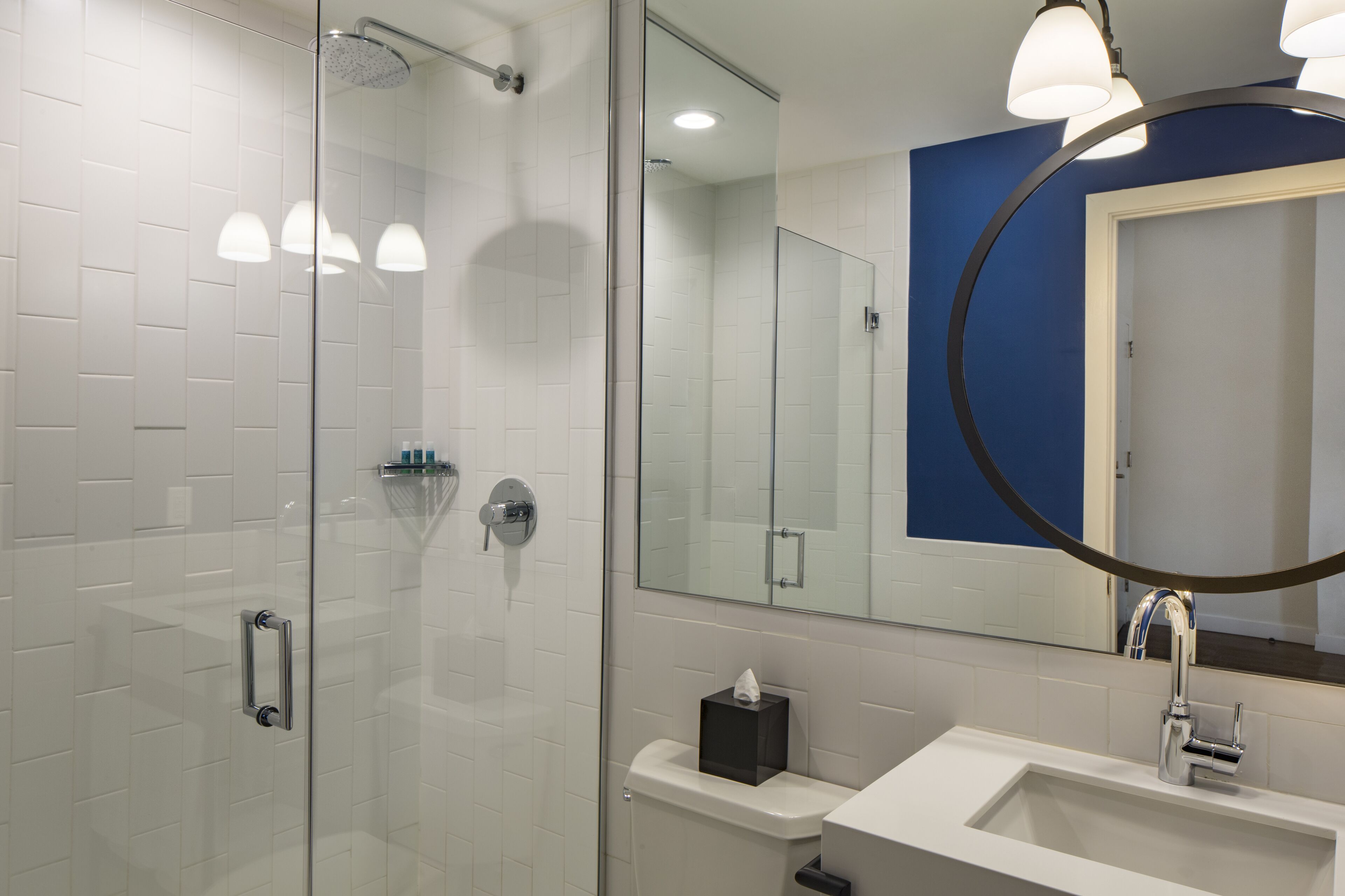 combined shower/bathtub, rainfall showerhead, free toiletries