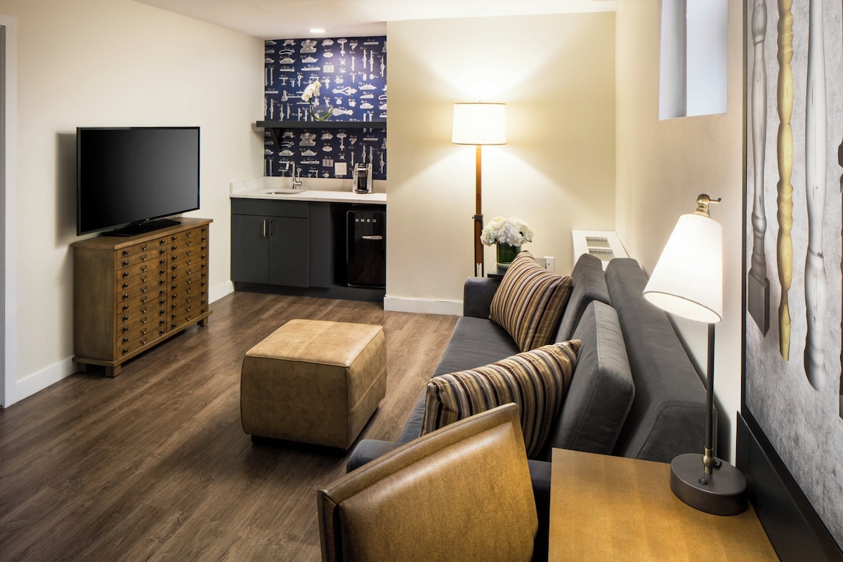 Suite, 1 Queen Bed | Premium bedding, down comforters, pillowtop beds, in-room safe