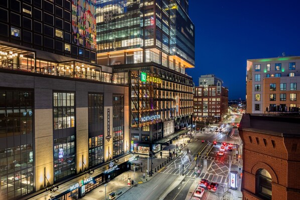 Un immeuble à plusieurs étages, sur lequel on peut voir un grand panneau indiquant « D GARDEN », un autre panneau indiquant « NORTHSTATION » et un troisième panneau indiquant « HUB HALL ».