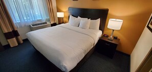 Suite, 1 très grand lit et 1 canapé-lit, non-fumeur | Literie de qualité, coffre-fort, bureau, rideaux d’obscurcissement