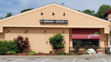 Un bâtiment sur lequel on peut lire une enseigne indiquant « Neighborhood Grill & Bar » et, sur le côté droit, « Applebee’s ».