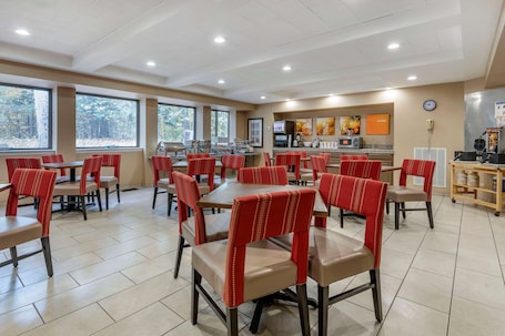 Free daily buffet breakfast. Comfort Inn & Suites Montpelier-Berlin