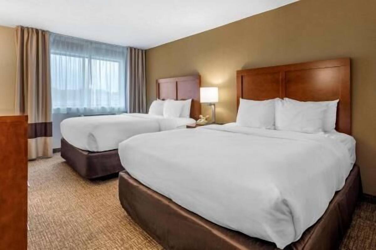 Ropa de cama de alta calidad y caja de seguridad en la habitación