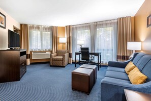 Suite, 1 cama de matrimonio grande con sofá cama, no fumadores | Ropa de cama de alta calidad, caja fuerte, escritorio y cortinas opacas
