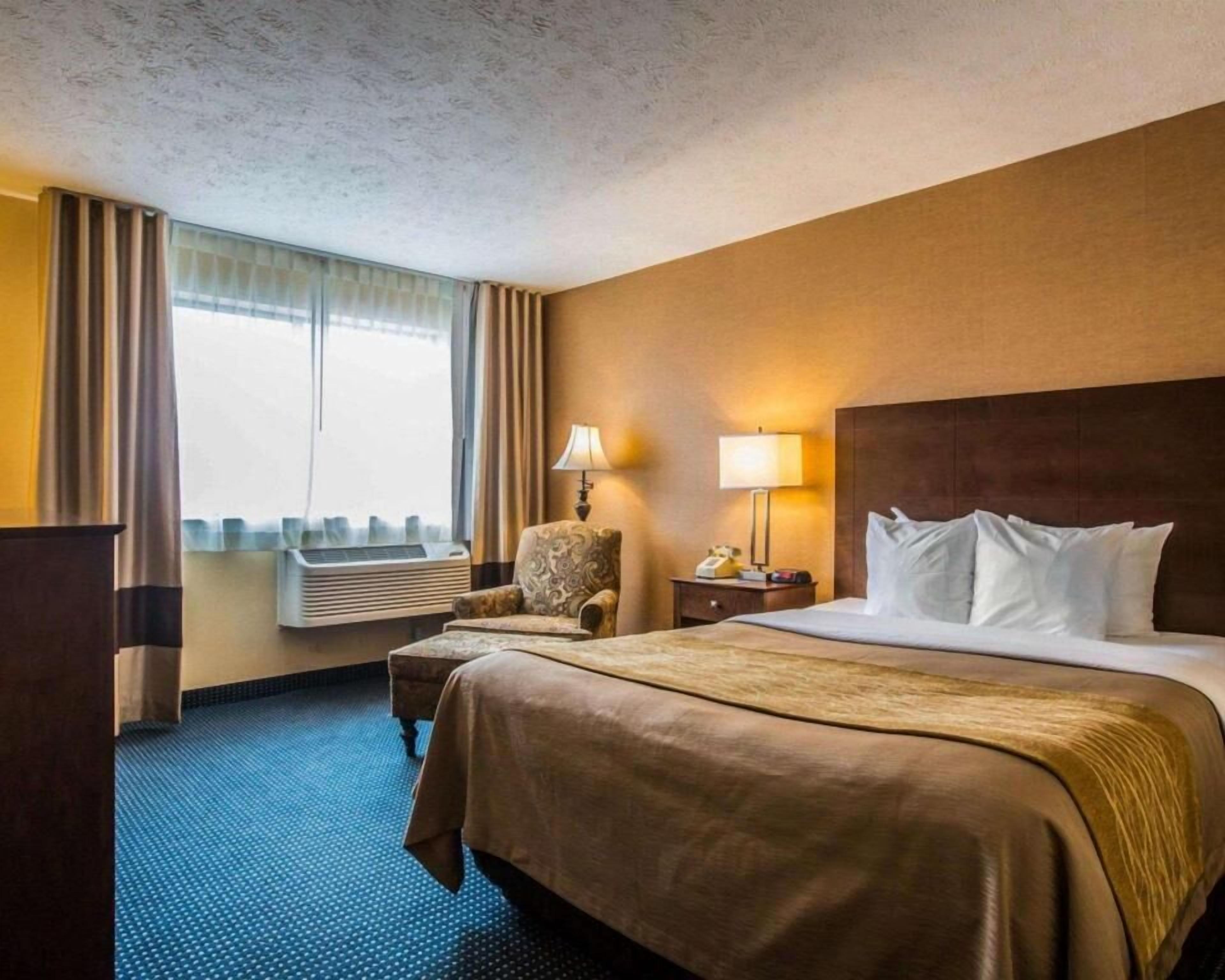 Ropa de cama de alta calidad y caja de seguridad en la habitación 