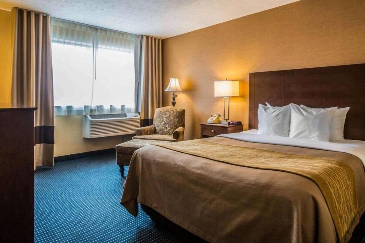 Ropa de cama de alta calidad y caja de seguridad en la habitación