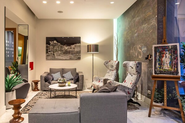 Lobby sitting area - White (Rome)