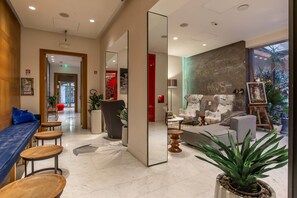 Coin salon dans le hall