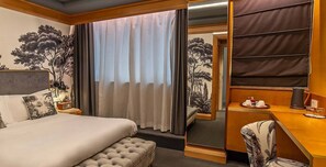 Premium bedding, minibar, in-room safe, desk - White (Rome)
