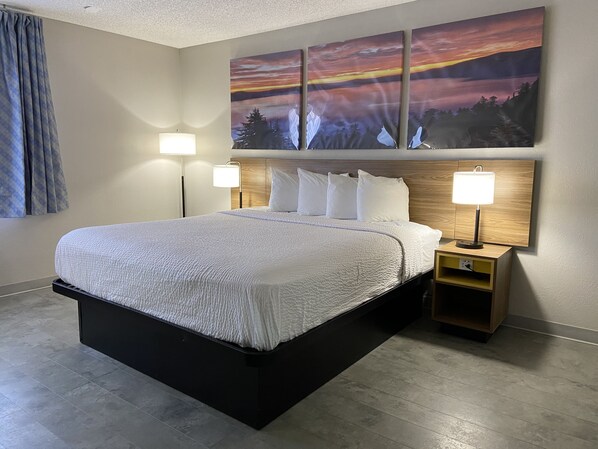 Escritorio, cortinas blackout y tabla de planchar con plancha 