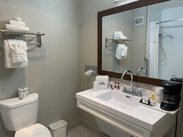 Bañera con ducha, bañera profunda, secador de pelo, toallas