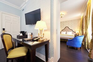 Ropa de cama de alta calidad, colchones con pillow-top y minibar 