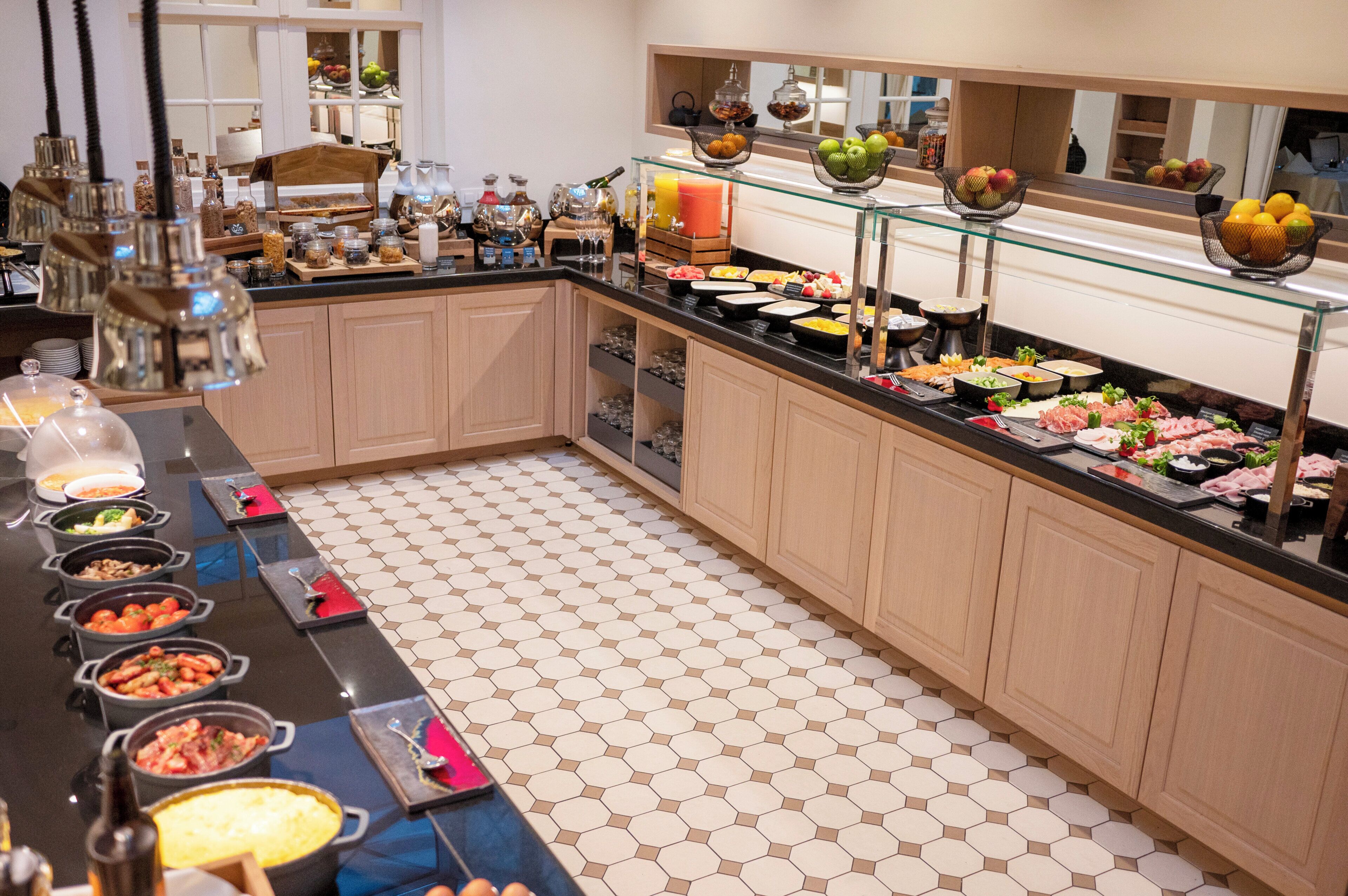 Ein reichhaltiges Buffet mit Speisen und Getränken.