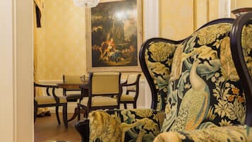 Ropa de cama de alta calidad, colchones con pillow-top y minibar