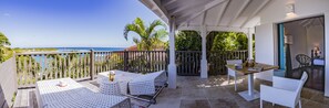 Bungalow, vista al mar | Terraza o patio