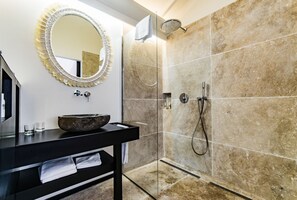 Shower, free toiletries, hair dryer, bathrobes - La Toubana Hôtel & Spa (Sainte-Anne)