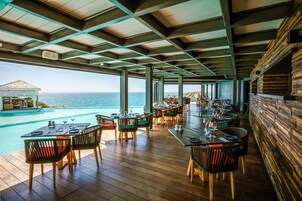 2 restaurantes; se sirve desayuno, almuerzo y cena