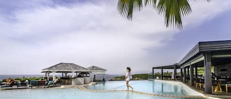 室外游泳池,池畔遮阳伞,日光浴躺椅