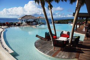 Outdoor pool, pool umbrellas, pool loungers - La Toubana Hôtel & Spa (Sainte-Anne)