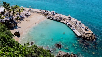 Privatstrand, weißer Sandstrand, Liegestühle, Sonnenschirme