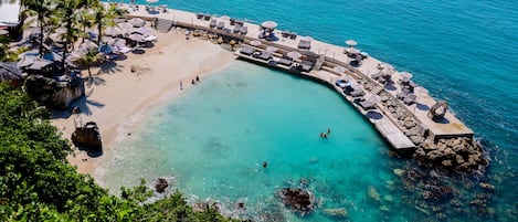 Plage privée, sable blanc, chaises longues, parasols