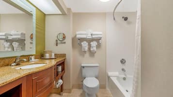 Standard Room, 2 Queen Beds, Non Smoking | Senger med overmadrass, skrivebord og blendingsgardiner