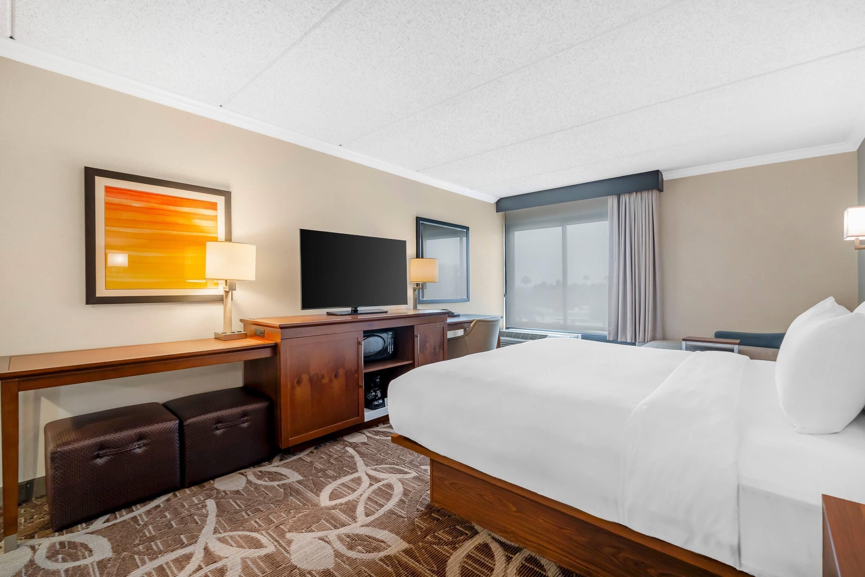 standard room, 1 king bed, city side, non smoking | pillow-top beds, desk, blackout curtains, iron/ironing board