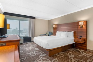 Standard Room, 1 King Bed, City Side, Non Smoking | Camas con pillow-top, escritorio y cortinas blackout 