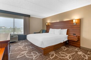 Accessible Room, 1 King Bed, Tub, Non Smoking | Camas com colchões pillow-top, escrivaninha, cortinas blackout