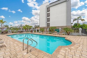 Piscina externa, funciona das 9h às 21h30, guarda-sóis, espreguiçadeiras