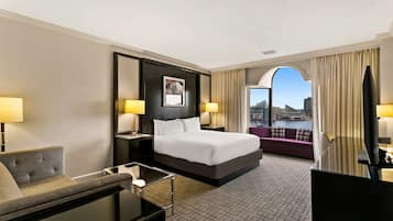 Sengetøy av topp kvalitet, dundyner, safe på rommet og skrivebord