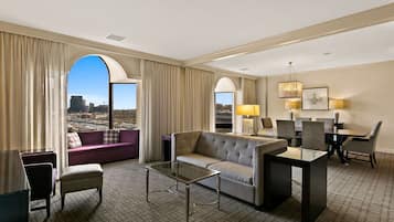 Suite superior, 1 cama King size y sofá cama (One Bedroom - Corner/Harbor View) | Ropa de cama de alta calidad y edredón