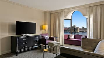 Suite – superior, 1 kingsize-seng med sovesofa (One Bedroom - Corner/Harbor View) | Sengetøy av topp kvalitet, dundyner, safe på rommet og skrivebord