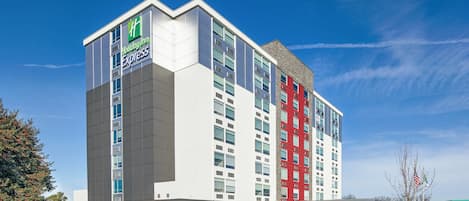 Außenpool (je nach Saison geöffnet), Sonnenschirme, Liegestühle