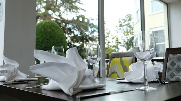 Breakfast, lunch, dinner served; garden views - Best Western Priory Hotel (Bury St Edmunds)