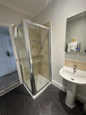 Classic Room, 1 Single Bed, Non Smoking | Bathroom | Shower, free toiletries, hair dryer, towels