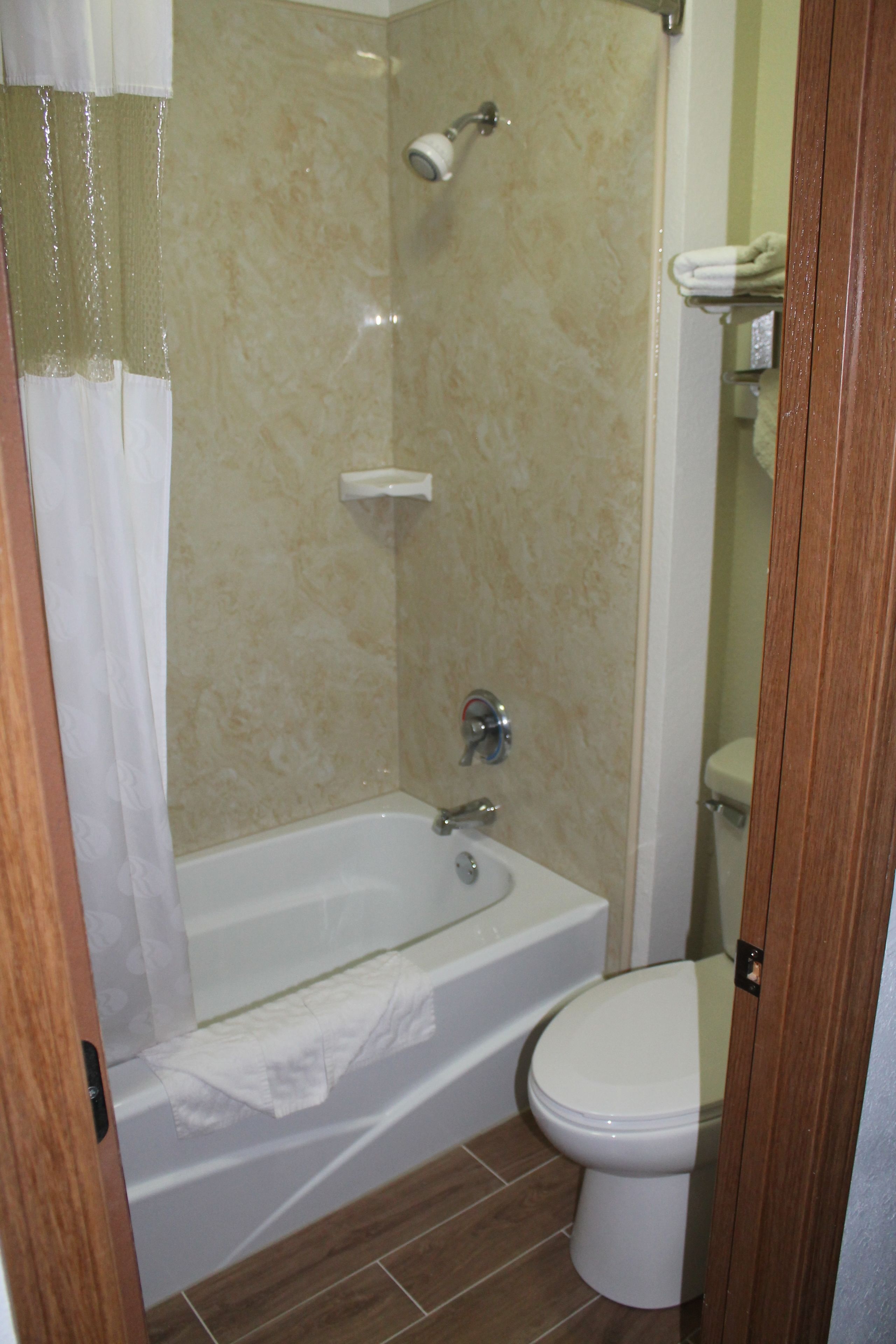 Une salle de bain avec une baignoire, des toilettes et une douche.