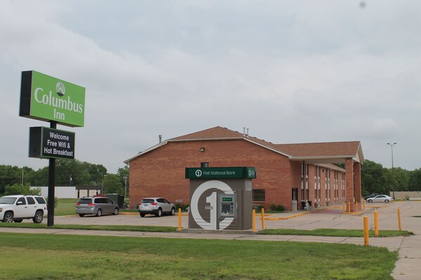 Experience the charm of Columbus Inn, offering free WiFi and hot breakfast, in a traditional setting with a brick facade.