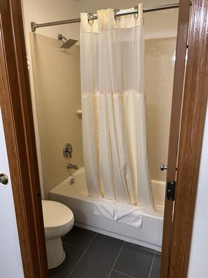 Standard Room, 2 Queen Beds | Bathroom - Columbus Inn (Columbus)