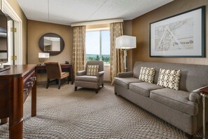 Suite ejecutiva, 1 cama King size y sofá cama, en esquina | Sala de estar | Televisión de pantalla plana de 42 pulgadas con canales por cable 