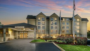 A Sheraton hotel with a two-story structure, a covered entrance, and a flagpole. - Sheraton Great Valley Hotel (Malvern)
