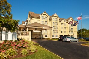 A Sheraton hotel with a covered entrance, multiple balconies, and flags. - Sheraton Great Valley Hotel (Malvern)