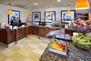 Café da manhã com buffet grátis todos os dias