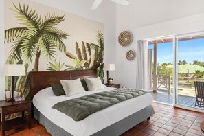 Premium bedding, in-room safe, desk, blackout curtains - Esmeralda Resort (Orient Bay)