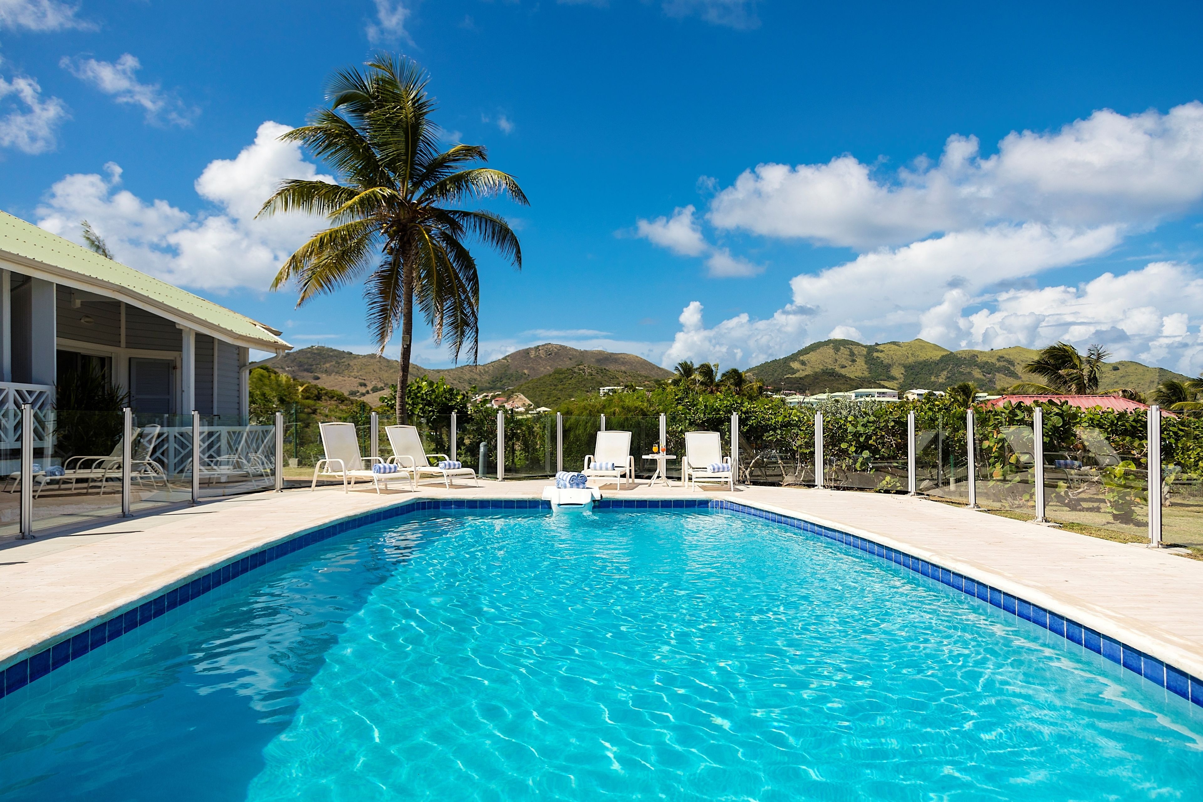 15 utendørsbassenger, bassengparasoller og solsenger