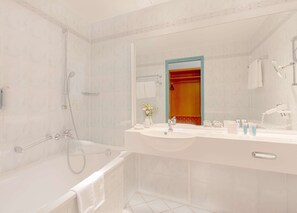 Bañera con ducha, artículos de tocador gratuitos, secador de pelo